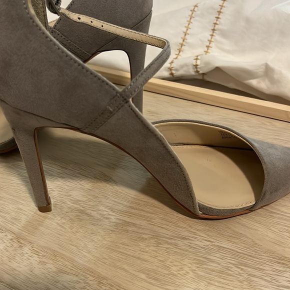 MIA Gray Heels.   Suede Size 7 Med Stunning Worn once - Picture 4 of 6